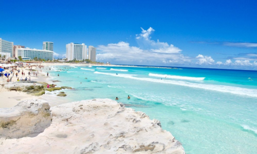 Playa Chac Mool: oleaje fuerte y ambiente local